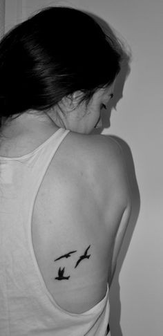 美女肩部性感的鸽子纹身图案