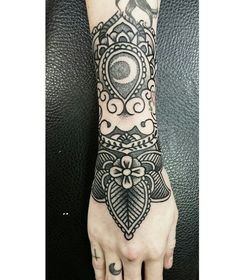 女生手臂上漂亮好看的手链纹身图案
