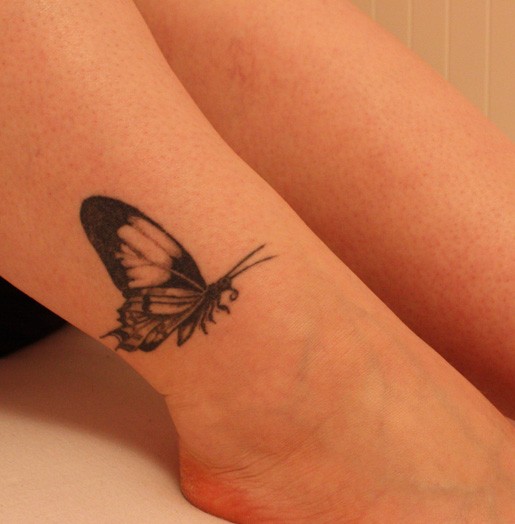 脚踝部漂亮的蝴蝶纹身