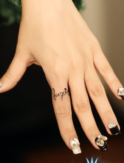 女孩子手指简约手指字母纹身