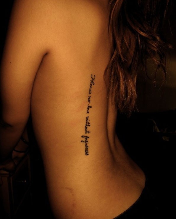 女性背部唯美的字母纹身图案