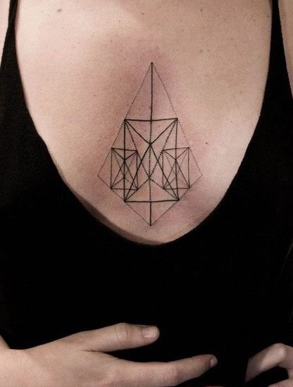 女性胸部三角形星空图案