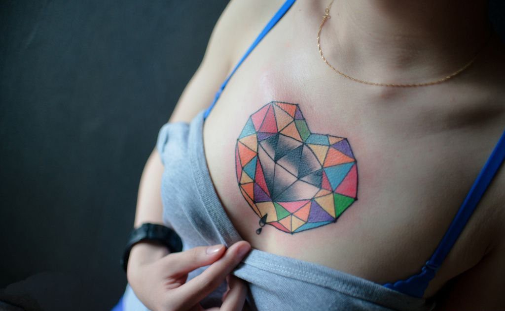 女性胸部三角形星空图案