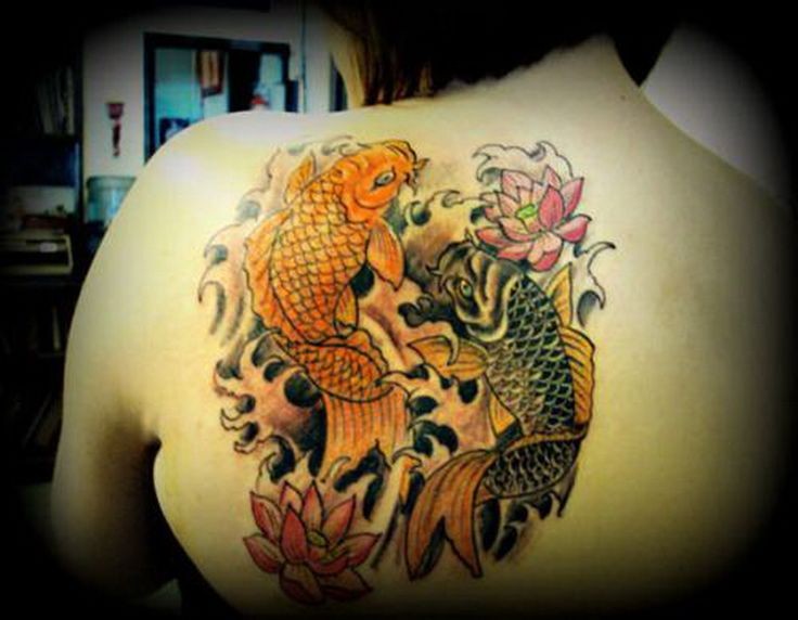 一组肩膀上的鱼的纹身图案