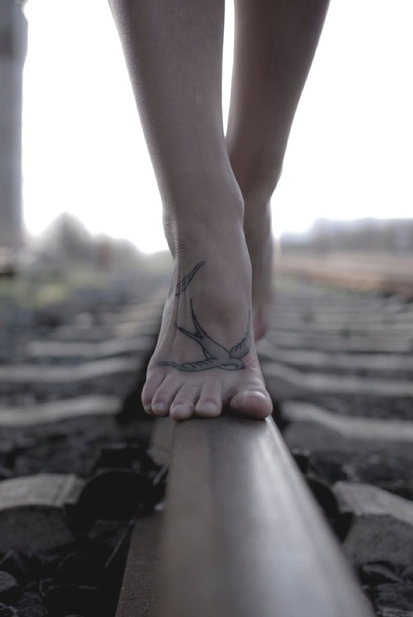 一组脚背小燕子纹身图片