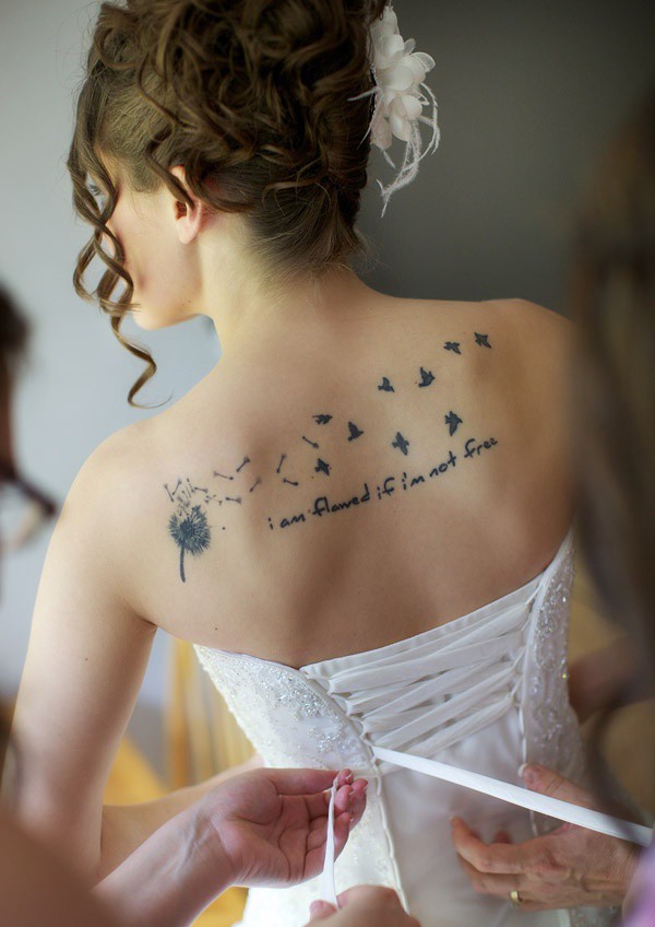 一组女性背部简约唯美的蒲公英纹身图案