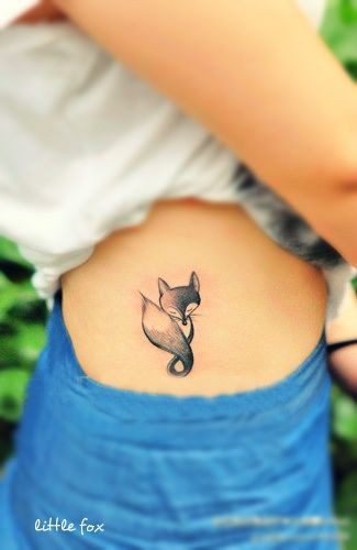 侧腰上漂亮可爱的小狐狸纹身图案