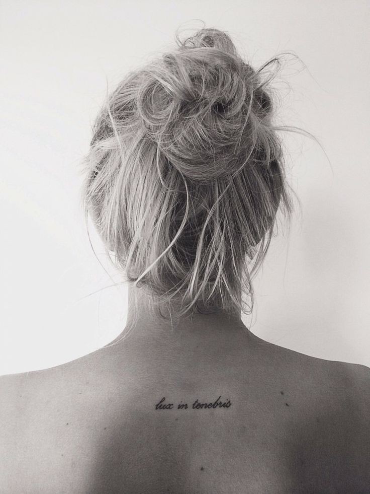女生后背简单大方的英文字母纹身图案