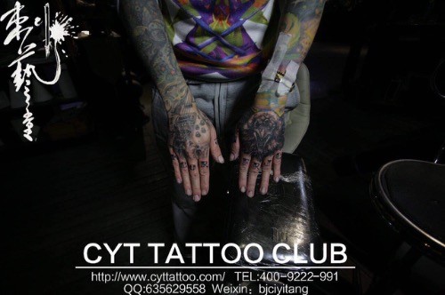 时尚个性的手背纹身