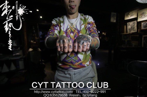 时尚个性的手背纹身