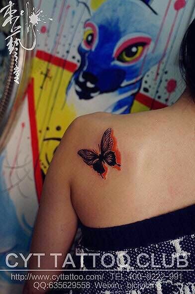 漂亮的蝴蝶女生后背纹身