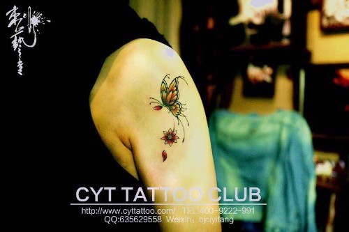 漂亮的蝴蝶手臂纹身