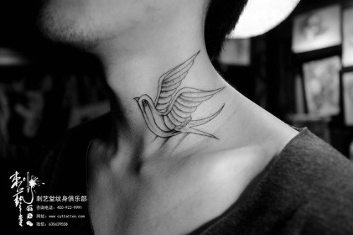 脖子上的燕子纹身