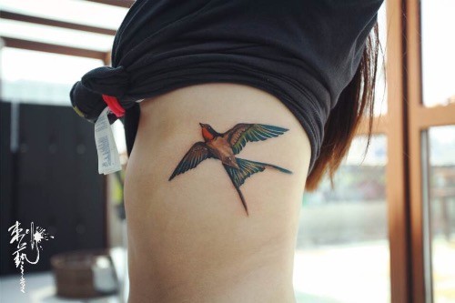 女性腰部燕子纹身