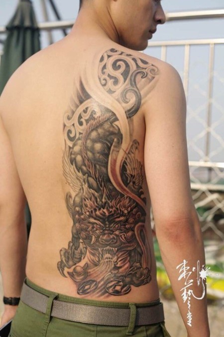 男性背部貔貅经典纹身
