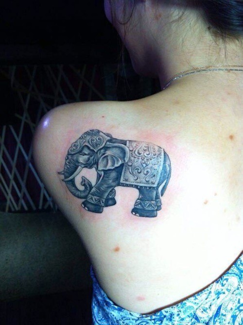 小象女性后背纹身