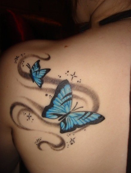 女性背部彩色蝴蝶刺青