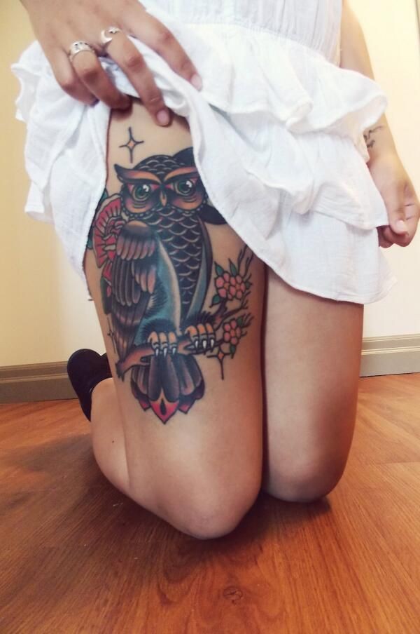 女性腿部猫头鹰纹身