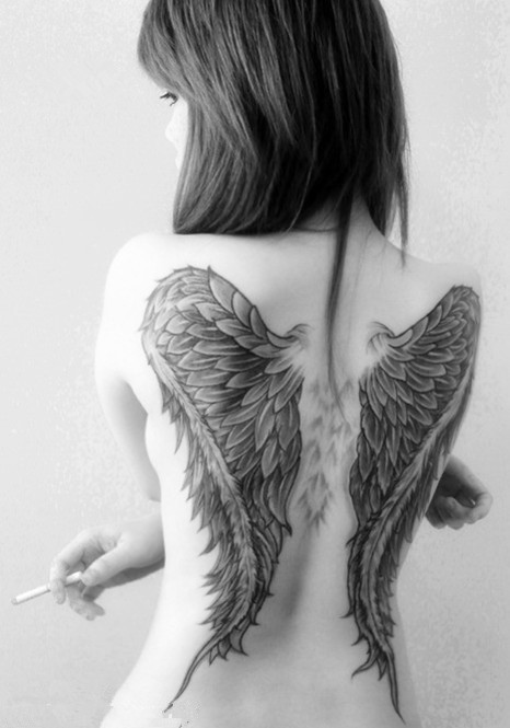 女性背部天使翅膀刺青
