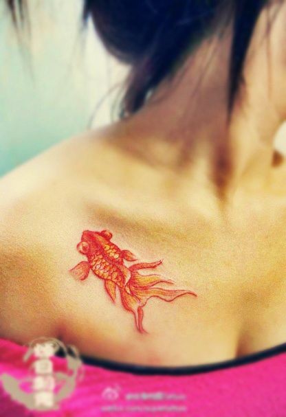女性胸部红色金鱼纹身
