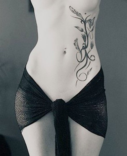 性感女生腰部唯美的刺青