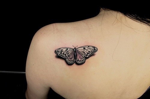 漂亮的蝴蝶女生肩部纹身