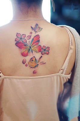 漂亮的蝴蝶女生肩部纹身