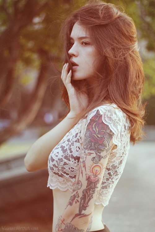 唯美漂亮的女生肩膀纹身