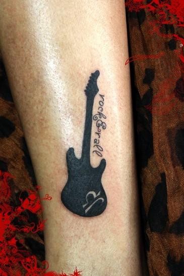 个性有趣的小腿吉他纹身