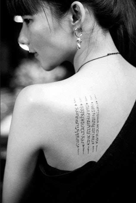 个性梵文字女性背部纹身