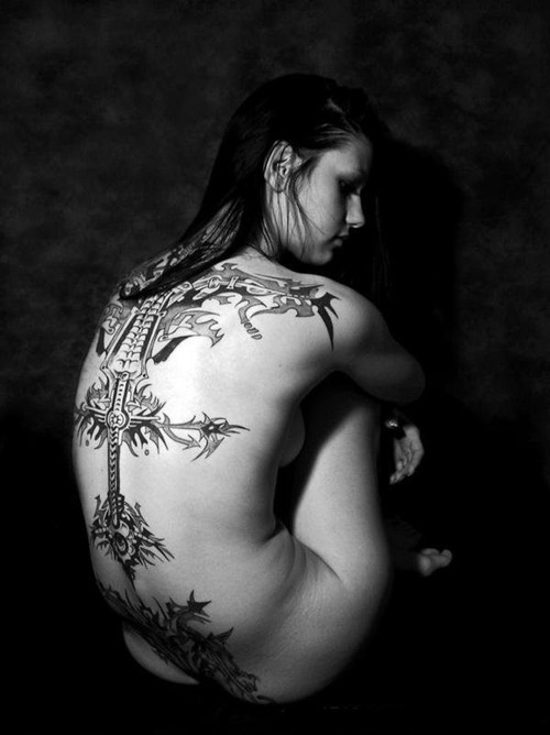 女性背部经典个性纹身