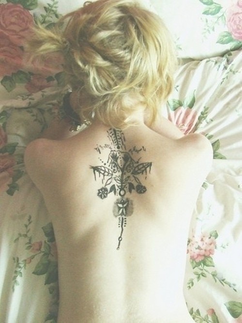 唯美漂亮的花朵女性背部纹身