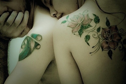 唯美漂亮的花朵女性背部纹身