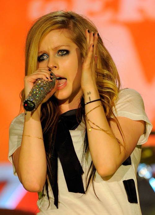 朋克魔女艾薇儿个性纹身