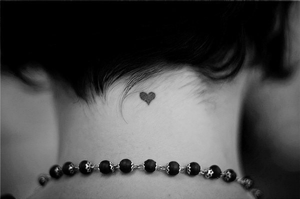 女性刺青图片：颈部的一颗心