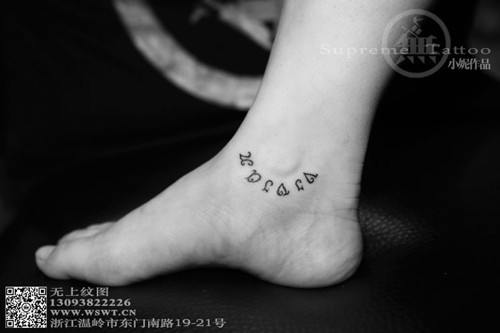 女生脚裸半弧形个性文字纹身