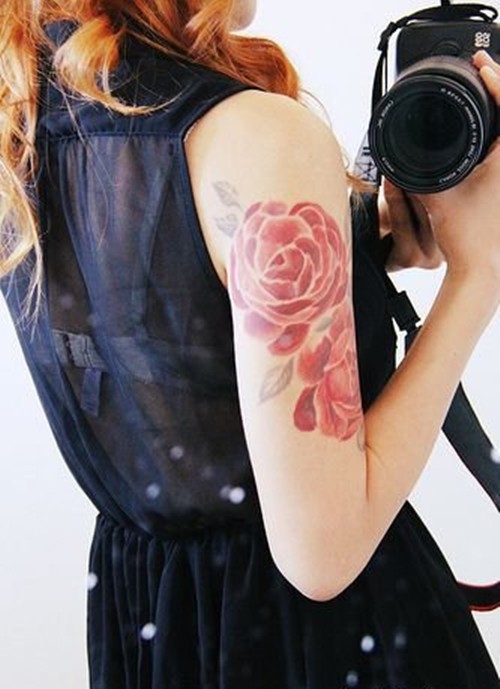 漂亮的花朵女生手臂纹身