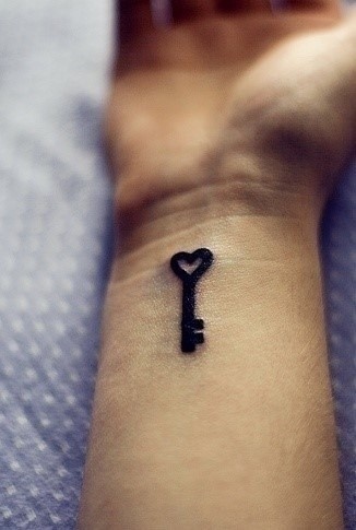 手腕处一把漂亮的爱心钥匙纹身
