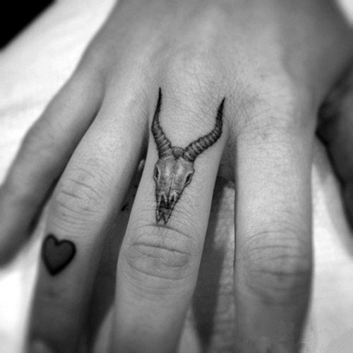 可爱小动物女生手指纹身