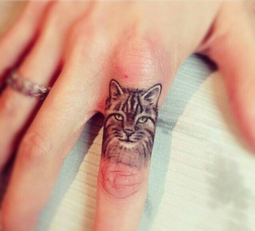 可爱小动物女生手指纹身