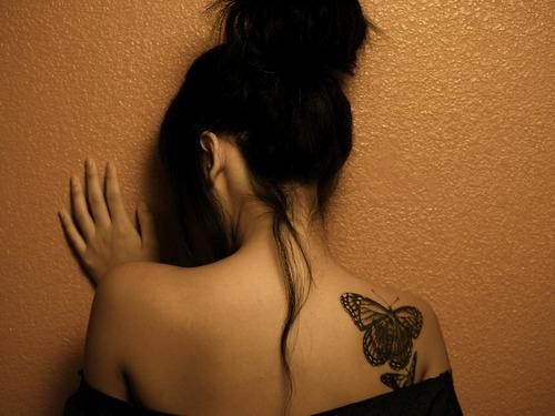 女生后背的翩翩蝴蝶纹身