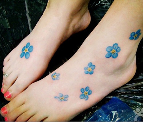 漂亮的花朵女生脚部纹身