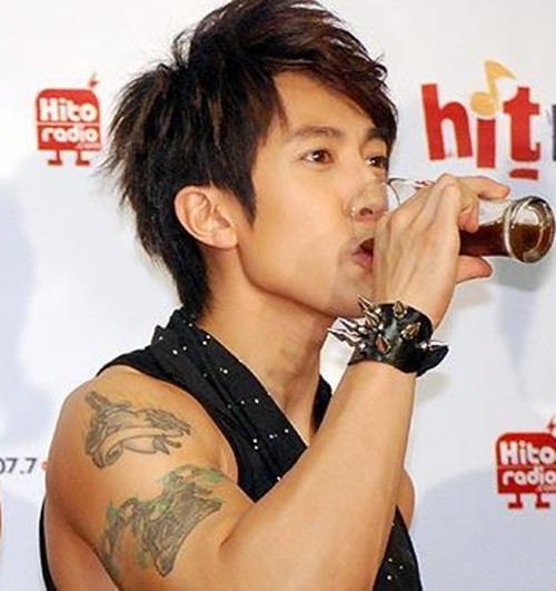 魅力男神吴尊纹身