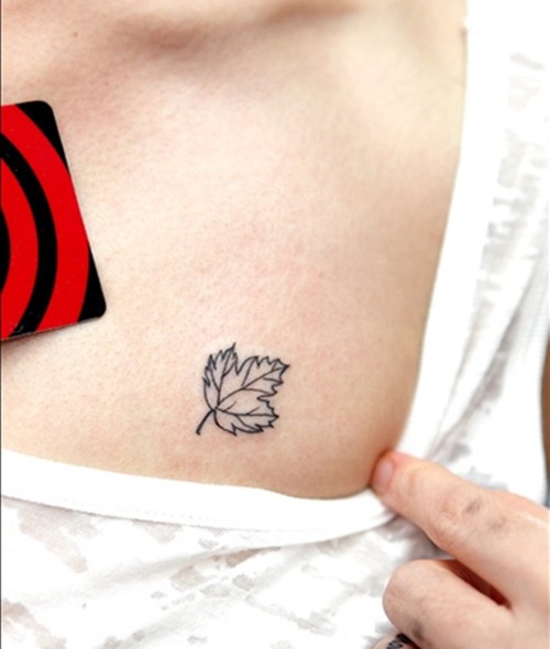 女生肩部好看的叶子纹身