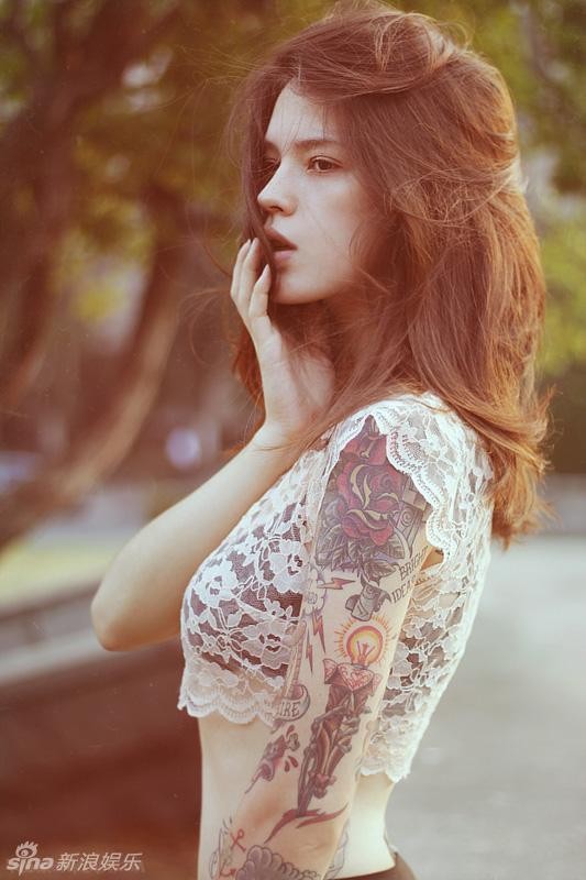 欧美美女纹身：纹身美女的性感写真