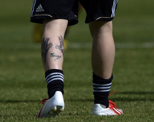 足球健将梅西小腿个性纹身