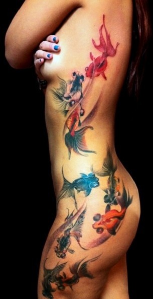 女性腰部彩色金鱼纹身