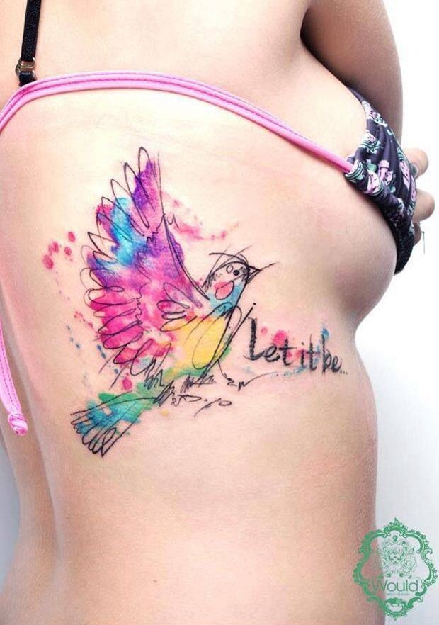 女孩子身上一只漂亮的小鸟纹身