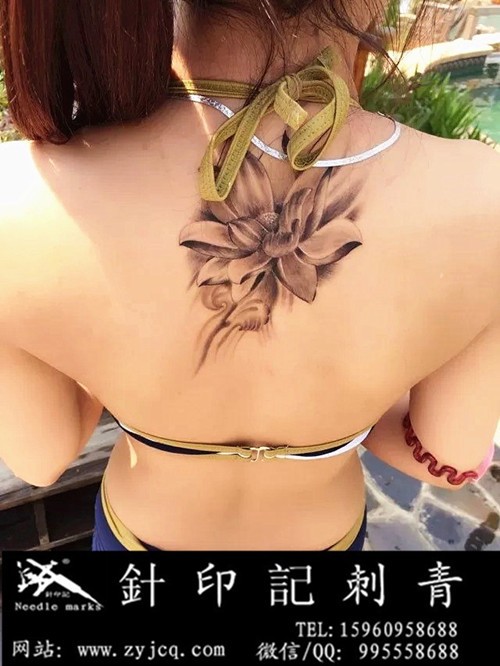 美女背部性感纹身