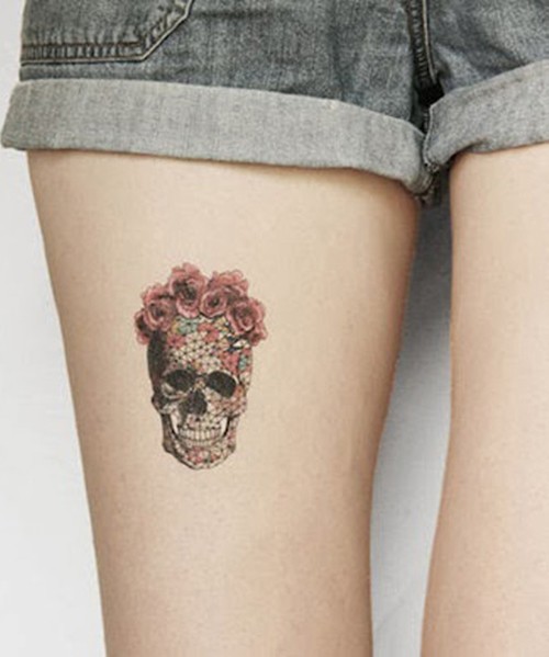 女生大腿上个性的骷髅纹身